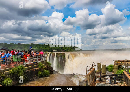 Die Provinz Misiones, Argentinien - Feb 2015: Aussichtspunkt an der Oberseite der Teufel die Kehle bei den Iguazu Wasserfällen. Diese halbrunde Wasserfall ist 2,7 Kilometer in d Stockfoto