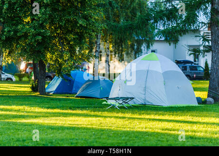 Zelte Campingplatz im schönen natürlichen Platz Stockfoto