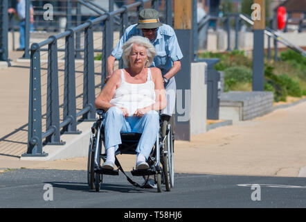 Ältere Menschen, ältere Frau im Rollstuhl in Großbritannien. Stockfoto