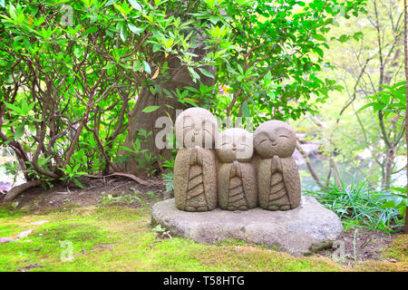 Steinerne Statue von drei lächelnd Jizo (Jizo Bosatsu), Hasedera Tempel, Kamakura, Japan Stockfoto