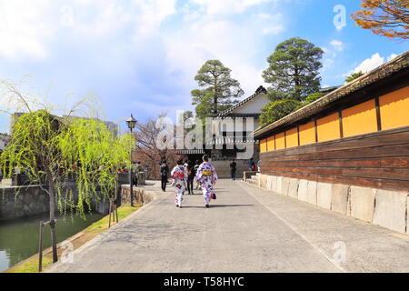 Zwei Mädchen in traditionellen japanischen Kleidung Kimono (YUKATA), zu Fuß entlang der Promenade von Kurashiki Bikan Kanal im Bezirk, Kurashiki City, Japan Stockfoto