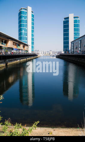 Chatham Kent. UK. Die Kais, Chatham Maritime Marina. Einzelhandel Entwicklung neben der alten Docks und moderne Liegeplätze für Boote und Yachten. Stockfoto