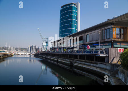 Chatham Kent. UK. Die Kais, Chatham Maritime Marina. Einzelhandel Entwicklung neben der alten Docks und moderne Liegeplätze für Boote und Yachten. Stockfoto