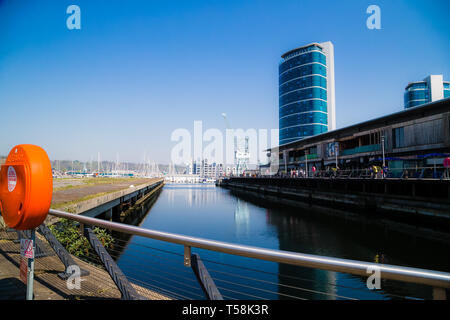 Chatham Kent. UK. Die Kais, Chatham Maritime Marina. Einzelhandel Entwicklung neben der alten Docks und moderne Liegeplätze für Boote und Yachten. Stockfoto