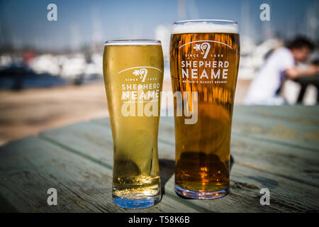 Die Quays Chatham Maritime. GROSSBRITANNIEN. Ein Pint Shepherd Neame Whistable Bay Pale Ale neben einer Shandy mit dem gleichen Bier. Stockfoto
