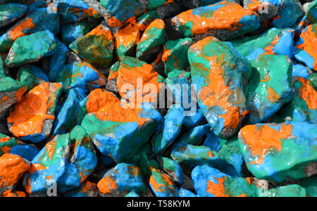 Pebbles bemalten Farbe. Steinigen Oberfläche mit verschiedenen Farben abgedeckt. Abstrakte flache Linie Hintergrund. Stockfoto