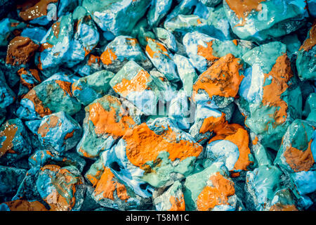 Pebbles bemalten Farbe. Steinigen Oberfläche mit verschiedenen Farben abgedeckt. Abstrakte flache Linie Hintergrund. Stockfoto