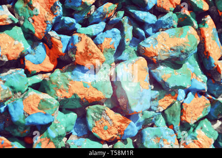 Pebbles bemalten Farbe. Steinigen Oberfläche mit verschiedenen Farben abgedeckt. Abstrakte flache Linie Hintergrund. Stockfoto