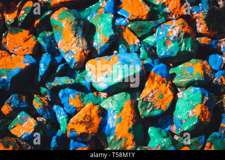 Pebbles bemalten Farbe. Steinigen Oberfläche mit verschiedenen Farben abgedeckt. Abstrakte flache Linie Hintergrund. Stockfoto