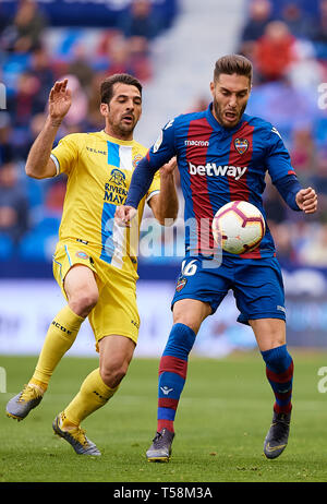 VALENCIA, Spanien - 21. April: Ruben Rochina Naixes (R) der Levante UD konkurriert für die Kugel mit Victor Sanchez von RCD Espanyol während des La Liga Match zwischen Levante UD und RCD Espanyol im Ciutat de Valencia am 21. April 2019 in Valencia, Spanien. (Foto von David Aliaga/MB Medien) Stockfoto