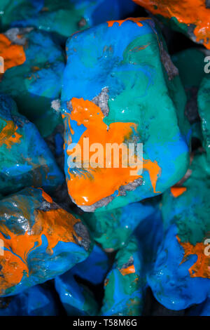 Farbe bemalten Steinen Nahaufnahme. In orange, blau, grün Farbe lackiert Stockfoto