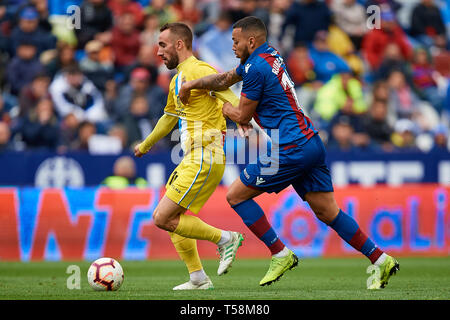 VALENCIA, Spanien - 21. April: Sergi Darder (L) des RCD Espanyol konkurriert für die Kugel mit Ruben Vezo von Levante UD während des La Liga Match zwischen Levante UD und RCD Espanyol im Ciutat de Valencia am 21. April 2019 in Valencia, Spanien. (Foto von David Aliaga/MB Medien) Stockfoto