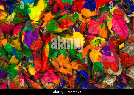 Pebbles bemalten Farbe. Steinigen Oberfläche mit verschiedenen Farben abgedeckt. Abstrakte flache Linie Hintergrund. Stockfoto