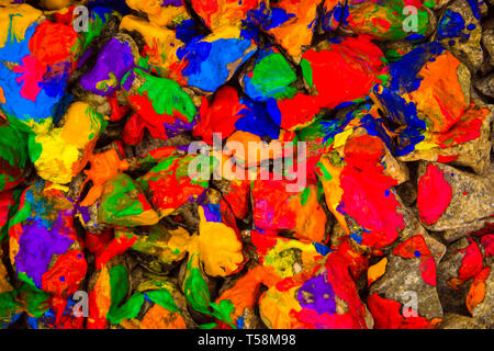 Pebbles bemalten Farbe. Steinigen Oberfläche mit verschiedenen Farben abgedeckt. Abstrakte flache Linie Hintergrund. Stockfoto