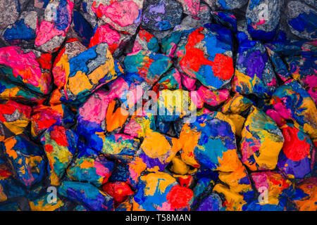 Pebbles bemalten Farbe. Steinigen Oberfläche mit verschiedenen Farben abgedeckt. Abstrakte flache Linie Hintergrund. Stockfoto