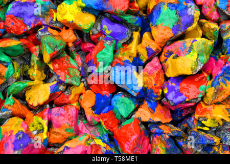 Pebbles bemalten Farbe. Steinigen Oberfläche mit verschiedenen Farben abgedeckt. Abstrakte flache Linie Hintergrund. Stockfoto