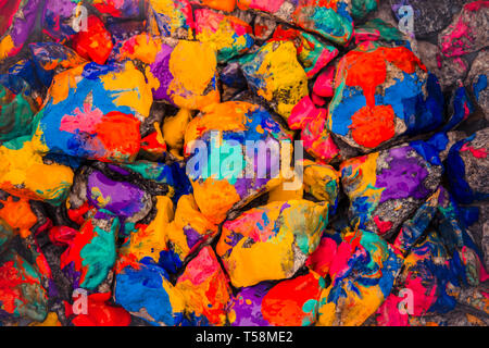 Pebbles bemalten Farbe. Steinigen Oberfläche mit verschiedenen Farben abgedeckt. Abstrakte flache Linie Hintergrund. Stockfoto