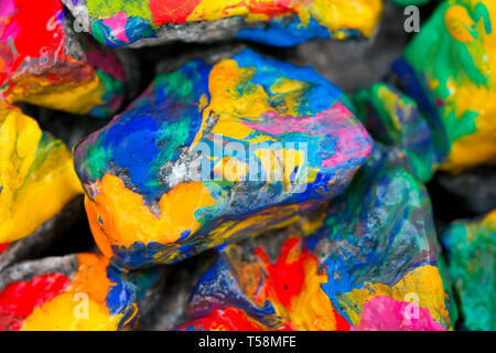 Zusammenfassung Hintergrund helle farbige Steine mit Farbe, Bizarre zu verbreiten Farbe auf der Oberfläche Stockfoto
