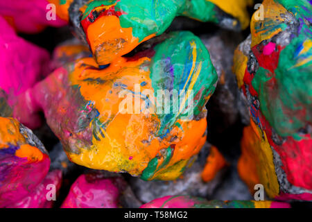 Zusammenfassung Hintergrund helle farbige Steine mit Farbe, Bizarre zu verbreiten Farbe auf der Oberfläche Stockfoto