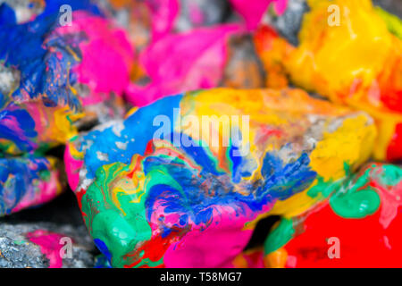 Zusammenfassung Hintergrund helle farbige Steine mit Farbe, Bizarre zu verbreiten Farbe auf der Oberfläche Stockfoto