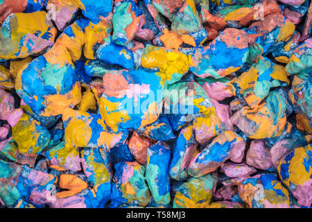 Zusammenfassung Hintergrund der Ebene liegen auf farbigen Steinen close-up,. Viele Steine mit bunten Farben bemalt Stockfoto