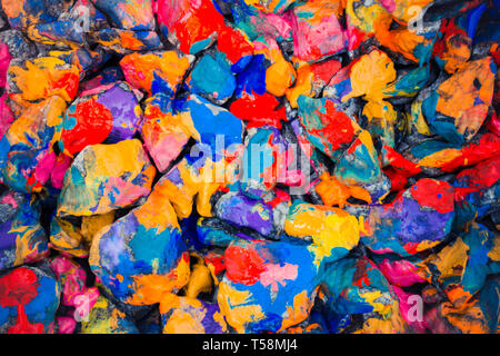 Zusammenfassung Hintergrund der Ebene liegen auf farbigen Steinen close-up,. Viele Steine mit bunten Farben bemalt Stockfoto