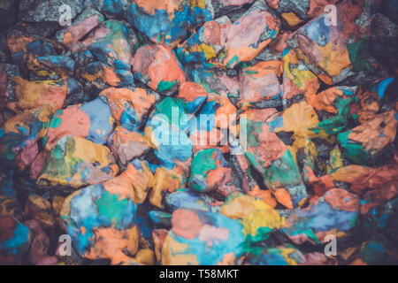 Zusammenfassung Hintergrund der Ebene liegen auf farbigen Steinen close-up,. Viele Steine mit bunten Farben bemalt Stockfoto