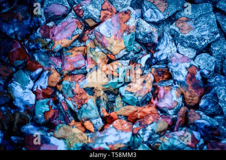 Zusammenfassung Hintergrund der Ebene liegen auf farbigen Steinen close-up,. Viele Steine mit bunten Farben bemalt Stockfoto