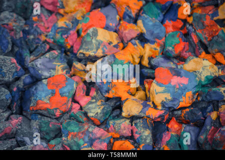 Zusammenfassung Hintergrund der Ebene liegen auf farbigen Steinen close-up,. Viele Steine mit bunten Farben bemalt Stockfoto