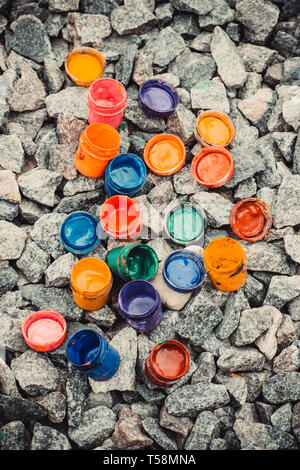 Jar aus unter dem Lack der unterschiedlichen Farben auf den Felsen, Ansicht von oben Stockfoto