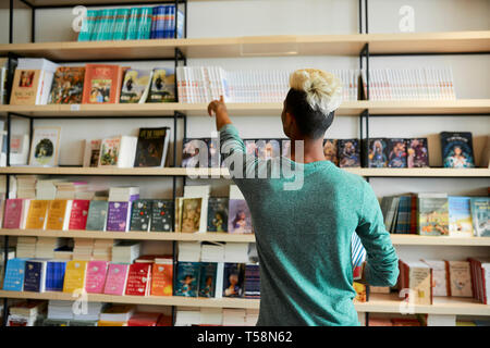 Bestandsaufnahme in der Buchhandlung Stockfoto