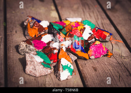 Bunt Malen breitet sich auf der Oberfläche der Steine Nah-, Makro Stockfoto