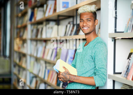 Gerne schwarze Kerl mit Lehrbüchern Stockfoto
