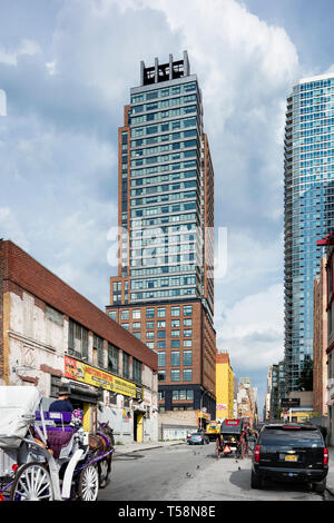 Streetlevel Blick auf die West 38th Street. Henry Hall, New York, United States. Architekt: BKSK Architekten, 2018. Stockfoto