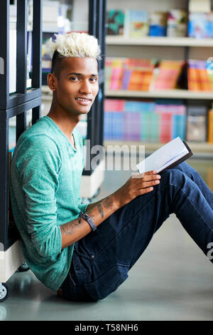 Lächelnd neugierigen Studenten in der Universität Bibliothek Stockfoto