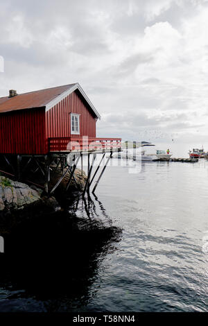 Eine rote Rorbu traditionellen norwegischen Fischerhaus gebaut auf hölzernen Stelzen im Fischerdorf Å auf Moskenesøya in den Lofoten norwegen Stockfoto