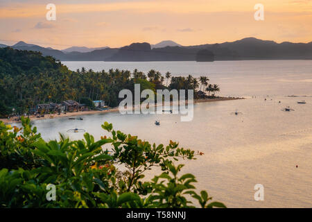 Luftaufnahme von Las Cabanas Strand von El Nido bei Sonnenuntergang, Philippinen Stockfoto