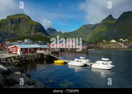 Die traditionelle norwegische Gebäude und Landschaft der kleinen Fischerdorf und der Hafen von Å auf Moskenesøya, Lofoten norwegen Stockfoto