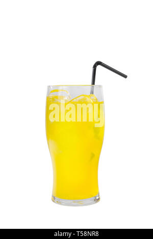 Eine einfarbige Gelb undurchsichtig Cocktail, kalten Tee in einem hohen Glas mit Eiswürfel mit dem Geschmack von Ananas, Zitrone mit schwarzen Stroh, Seitenansicht, Isola Stockfoto