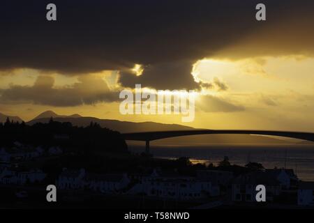 Golden Sunset über die Skye Road Bridge. Schottland, Großbritannien. Stockfoto