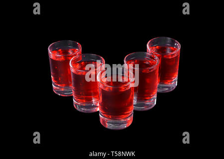 Monochrome transparente Cocktails, eine Reihe von Aufnahmen eine Handvoll, fünf Portionen, mit einem Geschmack von Beeren, Kirschen, Erdbeeren, greiprut, kohlensäurehaltige, Seite Stockfoto