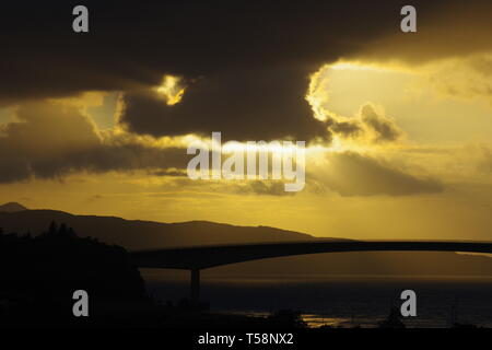 Golden Sunset über die Skye Road Bridge. Schottland, Großbritannien. Stockfoto