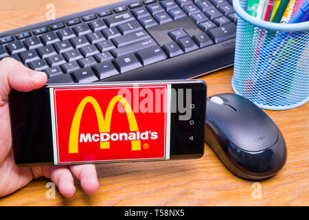 PIATRA Neamt, Rumänien - 13. APRIL 2019: Hand hält die neue Huawei Flaggschiff, P30 Pro, mit McDonalds Logo auf dem Bildschirm angezeigt, Büro Hintergrund. Stockfoto