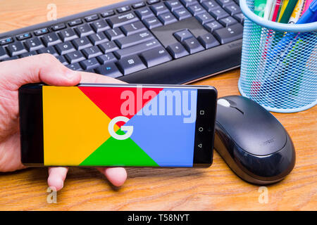 PIATRA Neamt, Rumänien - 13. APRIL 2019: Hand hält die neue Huawei Flaggschiff, P30 Pro, mit Google logoon der Bildschirm, Büro Hintergrund. Stockfoto