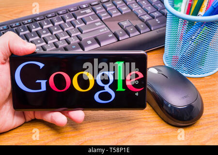 PIATRA Neamt, Rumänien - 13. APRIL 2019: Hand hält die neue Huawei Flaggschiff, P30 Pro, mit Google auf dem Bildschirm, Büro Hintergrund. Stockfoto