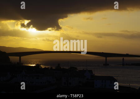 Golden Sunset über die Skye Road Bridge. Schottland, Großbritannien. Stockfoto