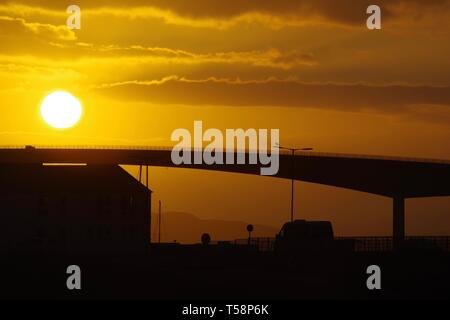 Golden Sunset über die Skye Road Bridge. Schottland, Großbritannien. Stockfoto