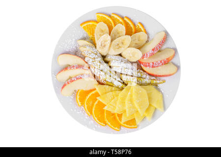Platte mit verschiedenen geschnittenes Obst Platten isoliert weißer Hintergrund, bestreut mit Puderzucker. Dessert für ein Menü in einem Cafe, Restaurant, Kaffee sh Stockfoto