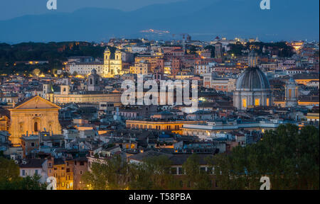 Abend Panorama mit Trinità dei Monti aus dem Gianicolo in Rom, Italien. Stockfoto