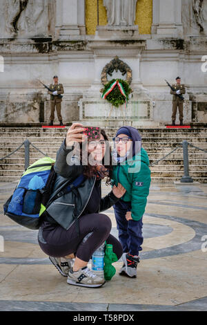 Touristen nehmen einer selfie am Grab des Unbekannten Soldaten, Piazza Venezia, Rom, Italien Stockfoto